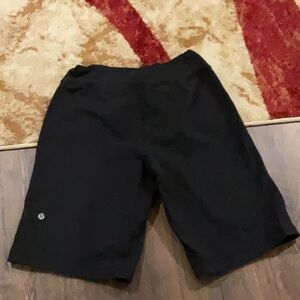 Lululemon Women's Black stretch Shorts sz 9
